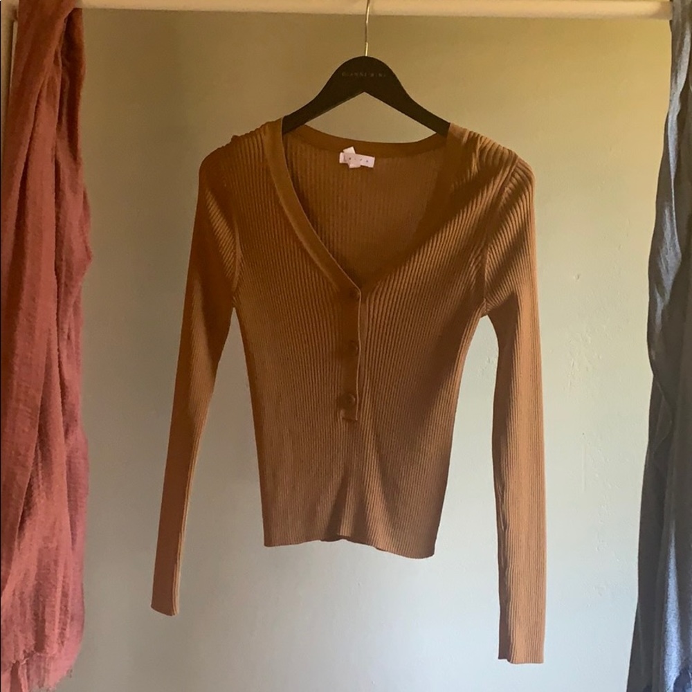 Long sleeve, 3-button Leith top.